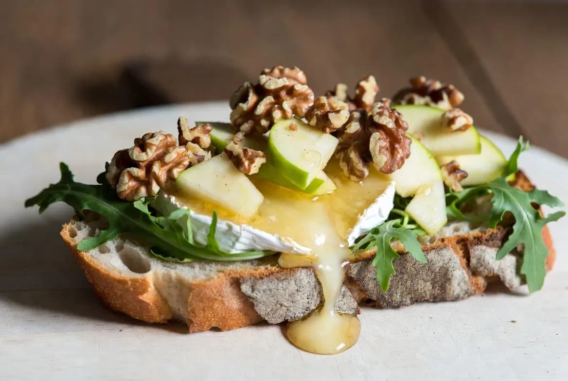 Recette Tartine camembert pomme et noix – plat principal