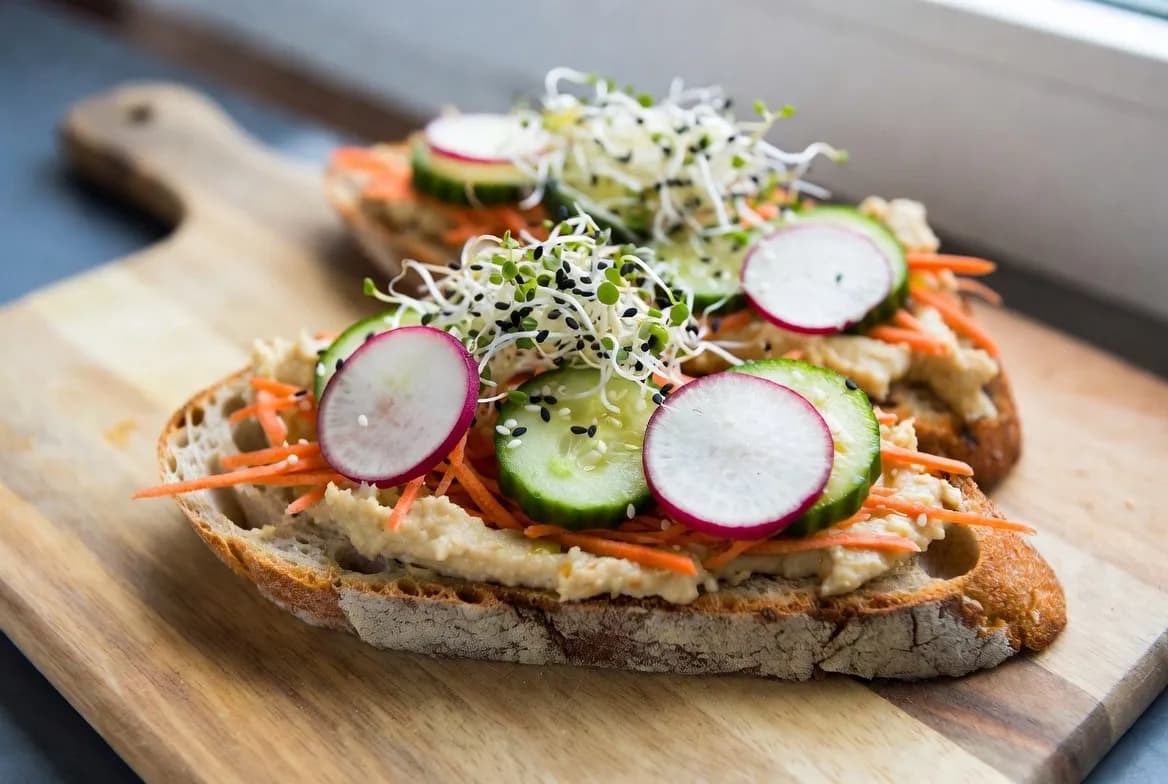 Recette Tartine houmous et légumes croquants – plat principal