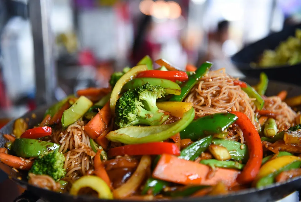 Recette Wok de légumes et nouilles sautées – plat principal